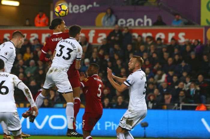 Bek Liverpool FC, Virgil van Dijk (tengah), menyundul bola dalam laga Liga Inggris kontra Swansea City di Stadion Liberty, Swansea, pada 22 Januari 2018.