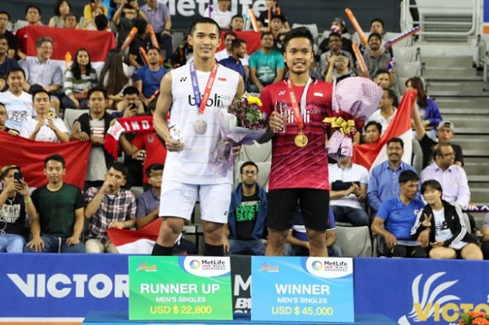 Dua pebulu tangkis tunggal putra Indonesia, Jonatan Christie (kiri) dan Anthony Sinisuka Ginting, berpose seusai menjalani laga final Korea Terbuka 2017, di Seoul, Korea Selatan, Minggu (17/9/2017).