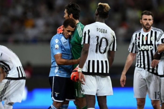 Gelandang Lazio, Ravel Morrison (kedua dari kiri), memeluk kiper Juventus, Gianluigi Buffon, saat kedua klub bertemu pada laga uji coba di Shanghai, 8 Agustus 2015. 