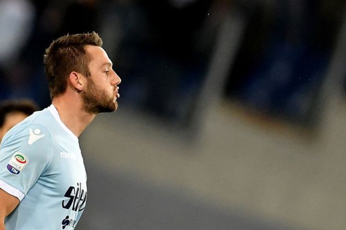 Bek Lazio, Stefan de Vrij, merayakan gol ke gawang FIorentina pada ajang Liga Italia di Stadio Olimpico, Roma, 26 November 2017.