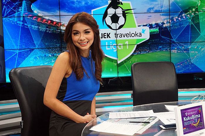 Sandra Olga, saat memandu kompetisi Liga 1di salah satu stasiun televisi nasional.