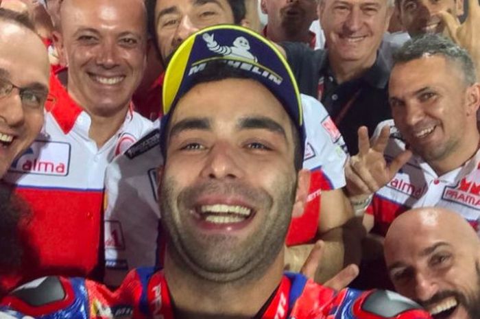 Danilo Petrucci merayakan hasil kualifikasi bersama tim Pramac Racing.