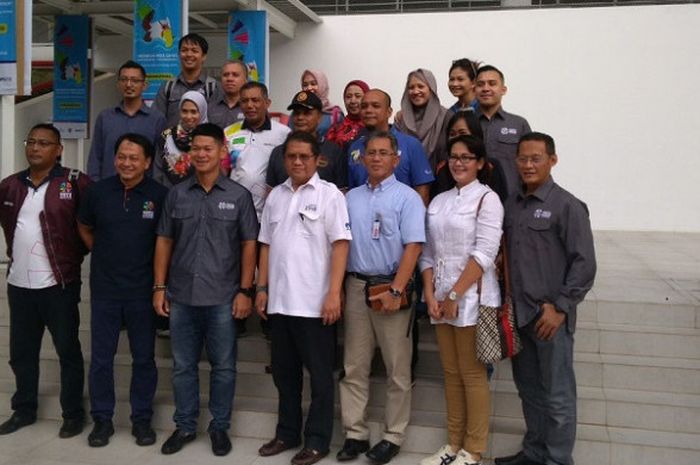 Panitia pelaksana Asian Para Games (Inapgoc) dan Menkominfo berfoto bersama di depan media centre Asian Para Games 2018 di Gedung GBK, Jakarta, Selasa (12/6/2018).