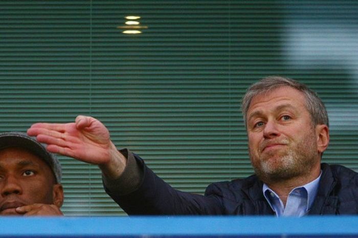 Pemilik Chelsea, Roman Abramovich (kanan), menyaksikan laga timnya melawan Sunderland di tribun Stadion Stamford Bridge, 19 Desember 2015. Ia ditemani legenda klub, Didier Drogba.