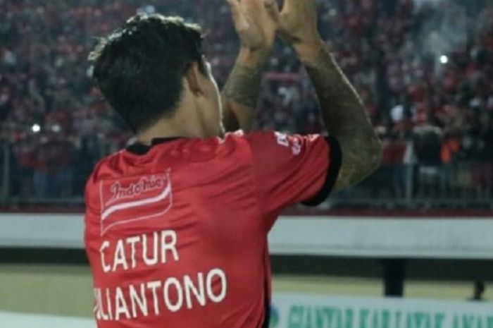 Pemain Bali United Irfan Bachdim memakai baju bertulisan nama Catur Julianto usai mencetak gol ke gawang Persela Lamongan di Stadion I Wayan Dipta, Bali, Minggu (3/9/2017)