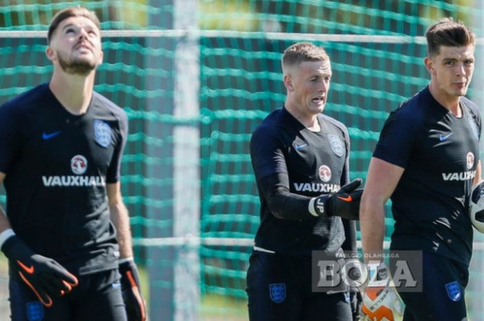 Tiga kiper timnas Inggris, Jack Butland (kiri), Jordan Pickford (tengah), dan  Nick Pope (kanan), dalam sesi latihan jelang melawan Panama di  Zelenogorsk, Minggu (24/6/2018).