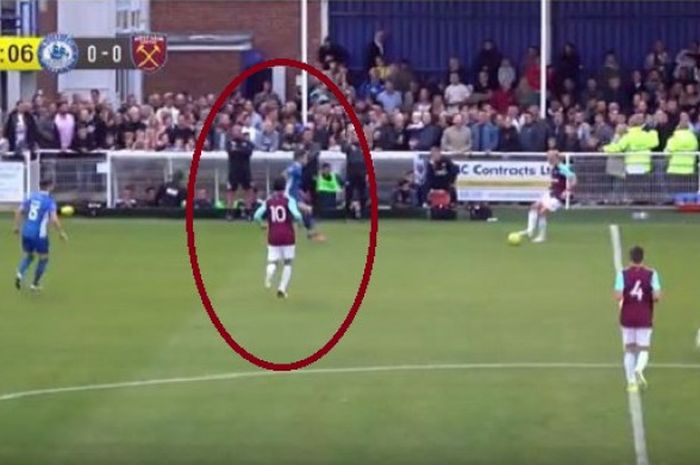 Ezra Wallian saat memperkuat West Ham United dalam laga uji coba melawan Billericay Town FC di AGP Arena, Selasa (8/8/2017).