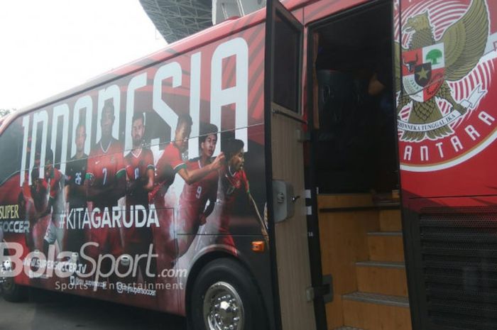 Tampak samping bus pemberian Supersoccer untuk PSSI yang bisa digunakan timnas Indonesia.