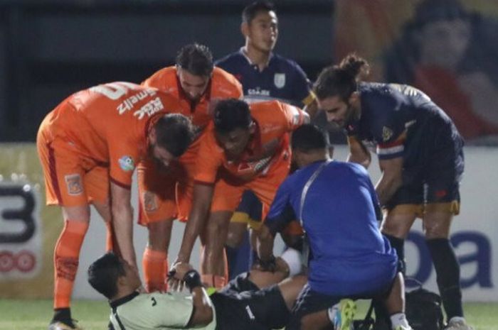 Wasit Annas Apriliandi yang memimpin laga Borneo FC kontra Persela Lamongan mendapat perawatan akibat cedera untuk laga pekan ke-30 Liga 1 musim 2017 di Stadion Segiri, Samarinda, Kamis (19/10/2017) malam. 