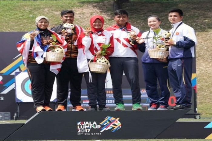 Riau Ega Agatha/Diananda Choirunnisa berhasil mempersembahkan medali emas terakhir dari cabang panahan SEA Games 2017, Selasa (22/8/2017).