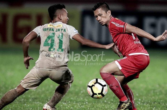  Bek senior Persija Jakarta, Ismed Sofyan dikawal pemain Persebaya, Irfan Jaya, di Stadion PTIK, Jakarta, Selasa (26/6/2018). 