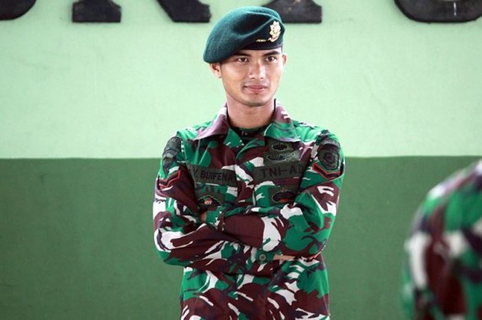 Penampilan lain kiper PS TNI/PSMS, Dhika Bayangkara, kala tidak sedang berada di bawah mistar.