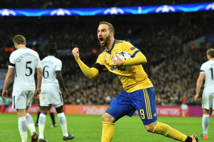 Striker Juventus, Gonzalo Higuain, merayakan gol yang dia cetak ke gawang Tottenham Hotspur dalam laga leg kedua babak 16 besar Liga Champions di Stadion Wembley, London, Inggris, pada 7 Maret 2018.