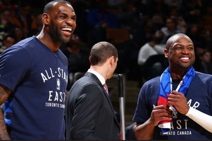 LeBron James (kiri) dan Dwyane Wade (kanan) saat beraksi dalam All Star NBA tahun 2016 di Toronto, Kanada.