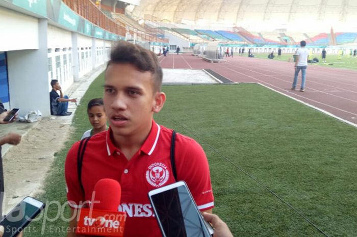 Pemain timnas U-19 Indonesia, Egy Maulana Vikri menjawab pertanyaan wartawan seusai latihan perdana di Stadion Wibawa Mukti, Cikarang Timur, Kabupaten Bekasi, Selasa (9/10/2018).