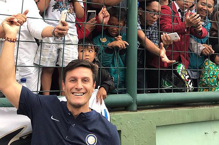 Legenda Inter Milan, Javier Zanetti, menyapa penggemarnya di Stadion Siliwangi, Kota Bandung, saat menghadiri peresmian Akademi Persib , Selasa (13/2/2018) siang.  