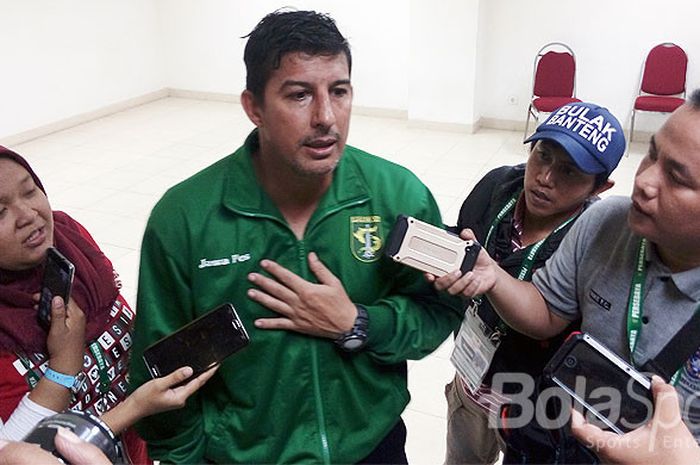 Pelatih Persebaya Surabaya, Angel Alfredo Vera, berbicara kepada media usai latihan di lapangan Mapolda Jatim, Jumat (25/8/2017).