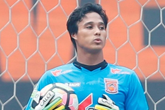 Aksi kiper Borneo FC, Muhammad Ridho, dalam laga kontra Persija Jakarta pada pekan ke-15 Liga 1 di Stadion Patriot Candrabhaga, Bekasi, Jawa Barat, Minggu (16/7/2017).