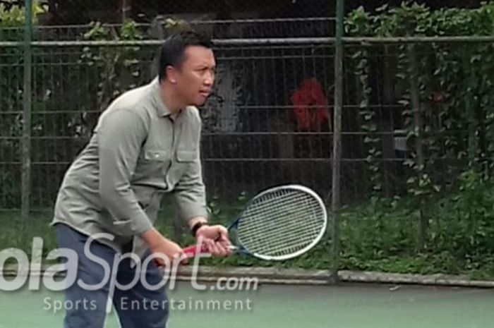 Menteri Pemuda dan Olahraga (Menpora), Imam Nahrawi, menyempatkan bermain tenis dalam kunjungannya ke Solo, Jawa Tengah, Selasa (13/3/2018).