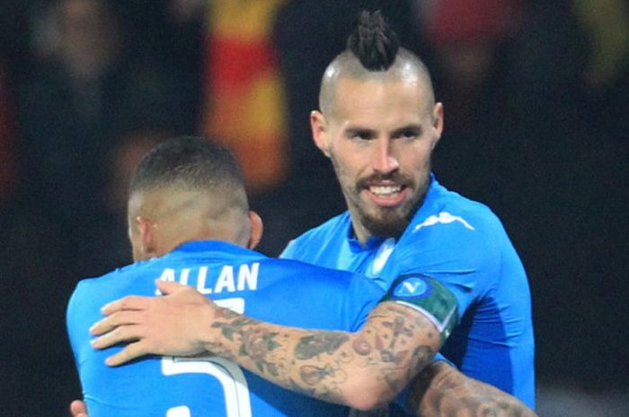 Gelandang Napoli, Marek Hamsik (kanan), merayakan golnya bersama Allan dalam laga Liga Italia kontra Benevento di Stadion Ciro Vigorito, Benevento, pada 4 Februari 2018.