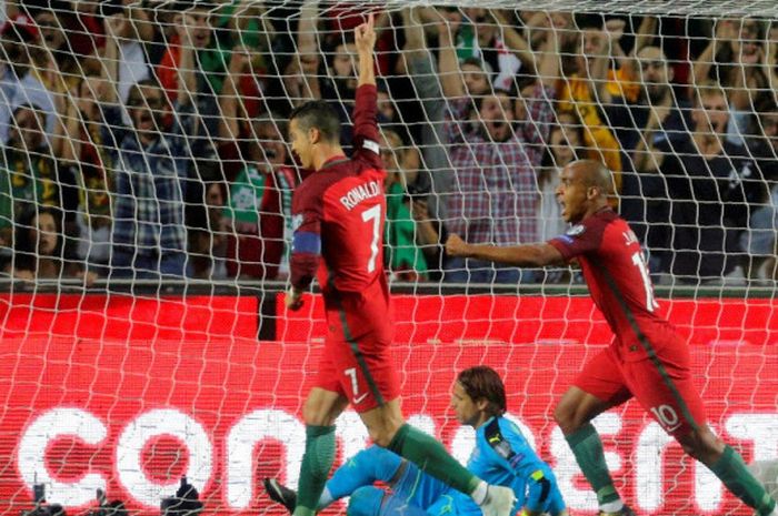 Pemain Portugal, Cristiano Ronaldo (kiri) dan Joao Mario, merayakan gol ke gawang Swiss dalam laga Grup B Kualifikasi Piala Dunia 2018 zona Eropa di Stadion da Luz, Lisbon, pada 10 Oktober 2017.