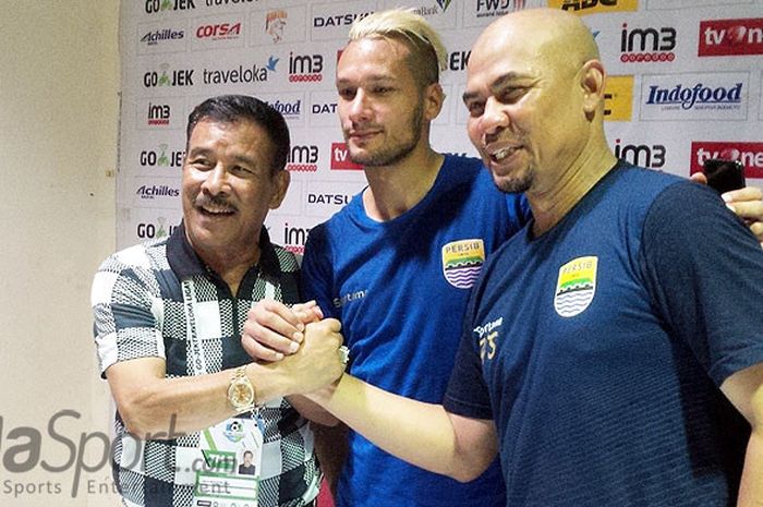 Gelandang Persib Bandung, Raphael Maitimo (tengah) didampingi manajer Persib Umuh Muchtar (kiri) dan caretaker Herrie Setyawan (kanan), berfoto bersama seusai jumpa pers di Stadion Si Jalak Harupat, Kabupaten Bandung, Minggu (20/8/2017).