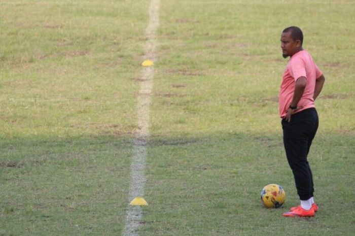 Pelatih Persiraja Banda Aceh, Akhyar Ilyas, saat menjalani latihan di Stadion Teladan Medan, sebelum