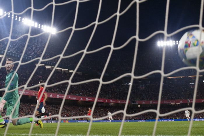 Ekspresi kiper timnas Spanyol, David de Gea (kiri), melihat bola masuk ke gawang kawalannya dalam laga Liga A Grup 4 UEFA Nations League menghadapi timnas Inggris di Stadion Benito Villamarin, Seville, Spanyol, pada Senin (15/10/2018).