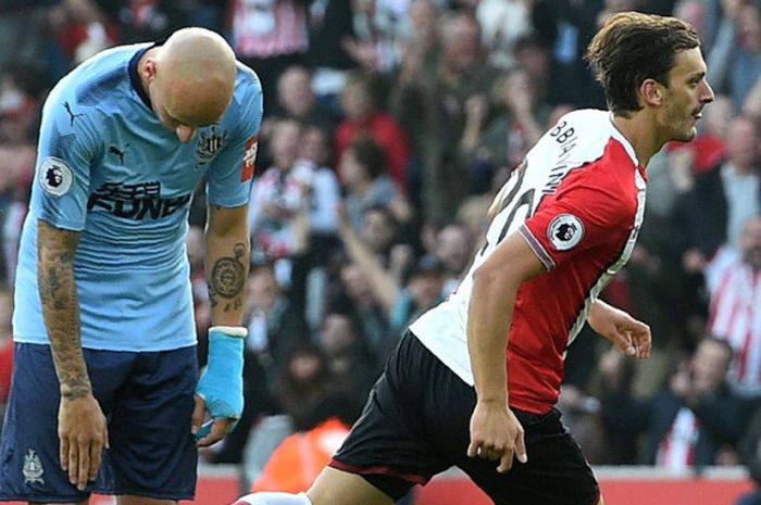 Striker Southampton, Manolo Gabbiadini (kanan), merayakan gol yang dia cetak ke gawang Newcastle United dalam laga Liga Inggris di Stadion St. Mary's, Southampton, pada 15 Oktober 2017.