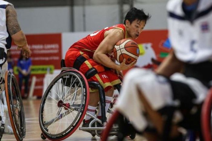 Pebasket kursi roda Indonesia, Donald Putra Santoso beraksi saat final melawan Thailand pada test event Para Games Invitational Tournament di Kawasan Gelora Bung Karno, Senayan, Jakarta Pusat, Senin (2/7/2018). Tim bola basket kursi roda Thailand menang dengan skor 58-35.