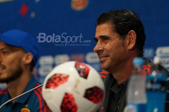 Pelatih timnas Spanyol, Fernando Hierro, dan David Silva menghadap para wartawan pada sesi konferensi pers sebelum laga Spanyol kontra Rusia di Stadion Luzhniki, Moskow, Sabtu (30/6/2018).