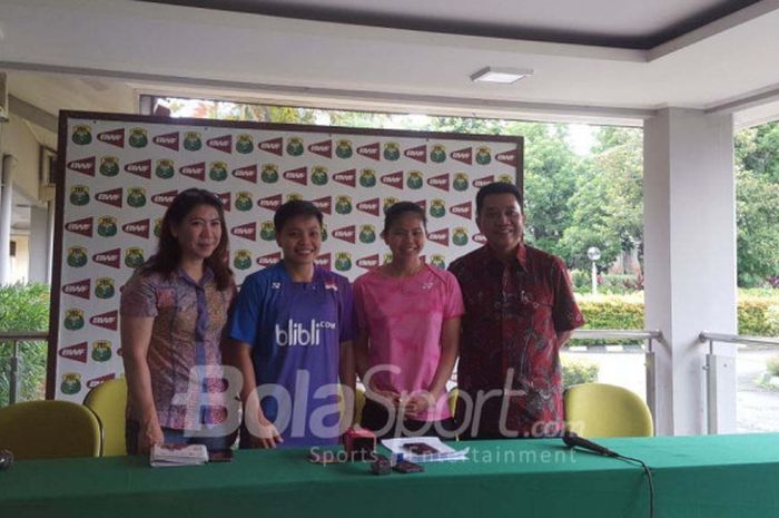 Susy Susanti (Kabinpres PBSI), Ahmad Budiarto (Sekjen PP PBSI), Apriyani Rahayu, Greysia Polii di konferensi pers PBSI, Rabu, (17/01/2018) di pelatnas PBSI, Cipayung, Jakarta Timur.