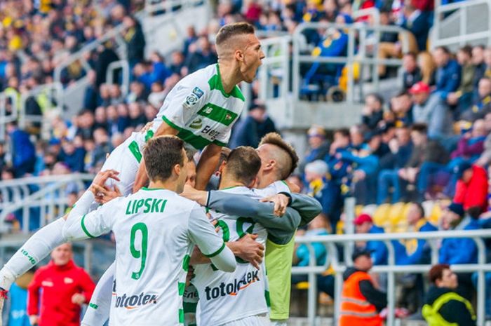   Para pemain Lechia Gdansk merayakan gol Flavio Paixao ke gawang Arka Gdynia di Stadion Miejski Gosir, Gdynia, Polandia dalam ronde degradasi Ekstraklasa pada Jumat, 13 April 2018.  