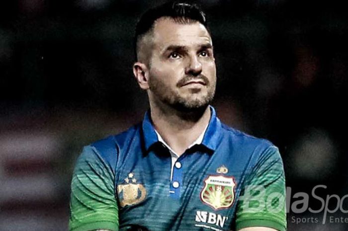 Ekspresi pelatih Simon McMenemy (Bhayangkara FC) ketika mengawasi pertandingan tim di Liga 1.