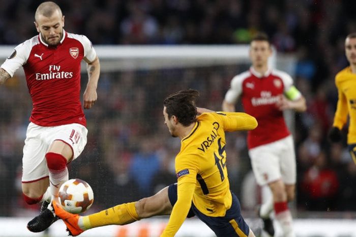 Pemain bertahan Atletico Madrid, Sime Vrsaljko, berusaha menghentikan laju Jack Wilshere pada laga leg pertama semifinal Liga Europa melawan Arsenal di Stadion Emirates, Kamis (26/4/2018) waktu setempat atau Jumat dini hari WIB.