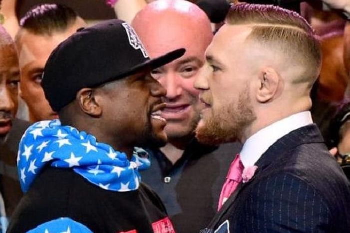 Floyd Mayweather dan Conor McGregor saat jumpa pers pengumuman duel akbar.