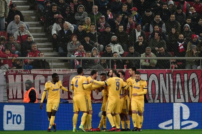 Para pemain Juventus merayakan gol yang dicetak Juan Cuadrado dalam laga Grup D Liga Champions kontra Olympiacos FC di Stadion Georgios Karaiskakis, Piraeus, Yunani, pada 5 Desember 2017.