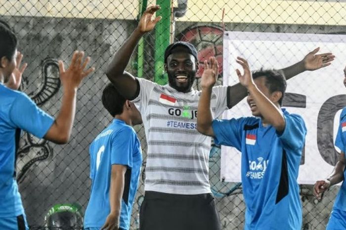  Suka cita Michael Essien (tengah) dengan anak buahnya seusai laga futsal persahabatan antar driver Go-Jek di lapangan futsal Denpasar, Minggu (28/5/2017).  