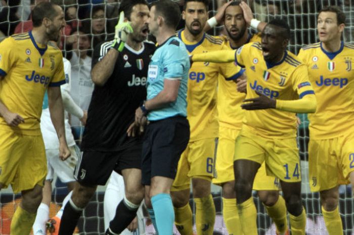 Kiper Juventus, Gianluigi Buffon, mendapat kartu merah dari wasit Michael Oliver dalam laga kontra Real Madrid di Santiago Bernabeu, Rabu (11/4/2018)