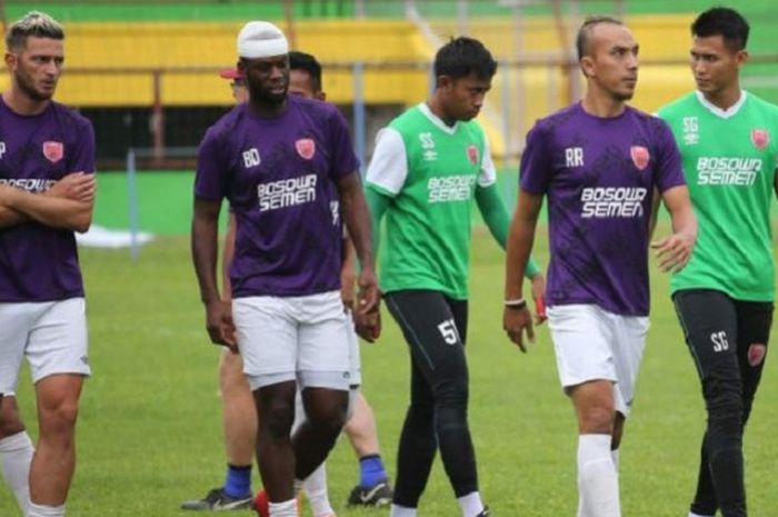 Striker PSM Bruce Djite dengan kepala diperban saat mengikuti latihan di Stadion Mattoanging, Makassar, Selasa (6/3/2018). Bruce Djite mengalami cedera saat latihan jelang uji coba melawan Perseru Serui.