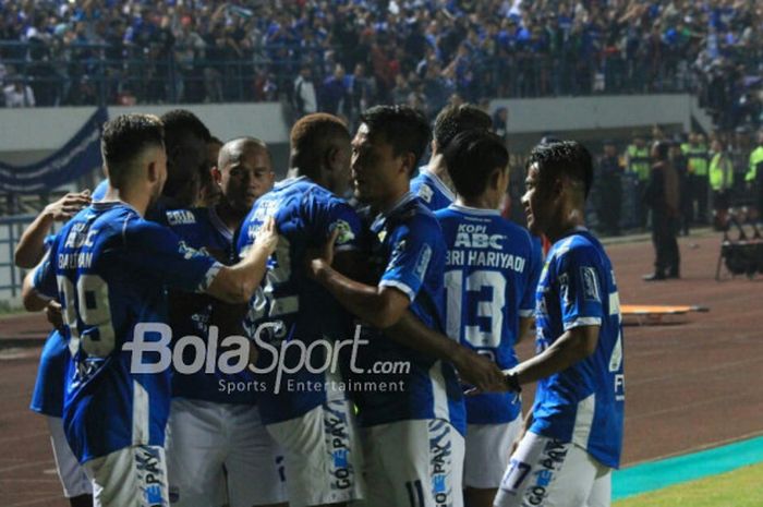  Pemain-pemain Persib Bandung merayakan gol yang dicetak Ezechiel N'Douassel ke gawang PSIS Semarang pada lanjutan laga Liga 1 2018 di Stadion Gelora Bandung Lautan Api, Kota Bandung, 8 Juli 2018. 