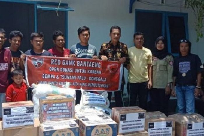 Suporter PSM dari kelompok Red Gank zona Bantaeng menyalurkan bantuan langsung untuk korban gempa di Palu, Kamis (11/10/2018)