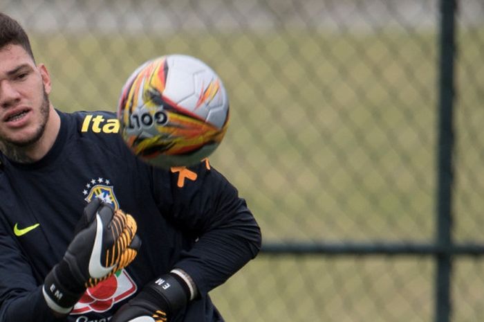 Kiper Brasil, Ederson Moraes, menjalani sesi latihan di Granja Comary sports complex, Teresopolis, Brasil, pada 4 Oktober 2017.