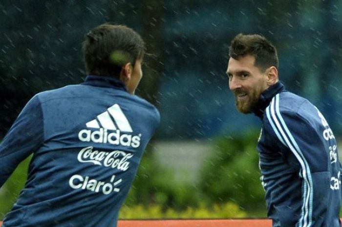 Paulo Dybala (kiri) dan Lionel Messi menjalani latihan bersama timnas Argentina di Ezeiza, Buenos Aires, 3 September 2017.