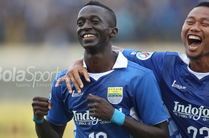 Makan Konate dan M. Ridwan, saat masih membela Persib Bandung menghadapi New Radiant di Piala AFC 2015.  