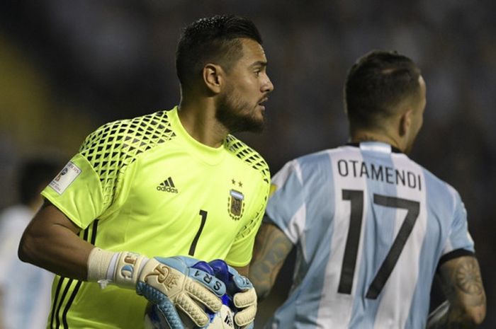 Kiper Argentina, Sergio Romero, beraksi dalam laga Kualifikasi Piala Dunia 2018 Zona Amerika Selatan kontra Peru di Buenos Aires, Argentina pada 5 Oktober 2017.