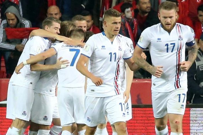 Para pemain Islandia merayakan gol mereka ke gawang Turki dalam partai Kualifikasi Piala Dunia 2018 di Eskisehir Stadium, 6 Oktober 2017.