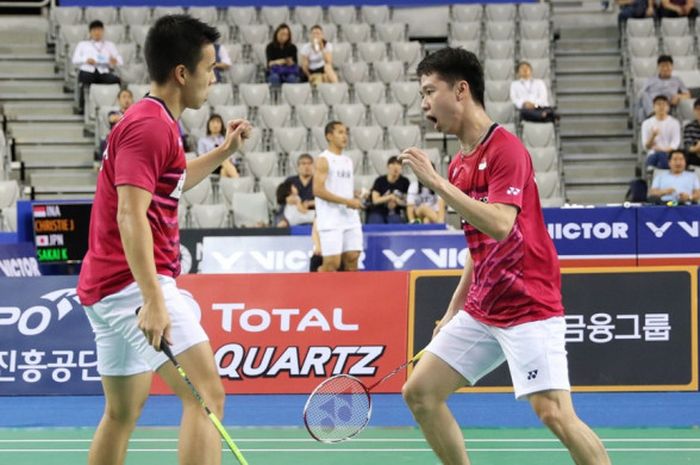 Pasangan ganda putra Indonesia, Marcus Fernaldi Gideon (kiri)/Kevin Sanjaya Sukamuljo, saat menjalani pertandingan melawan Liu Cheng/Zhang Nan (China) pada perempat final Korea Terbuka di SK Handball Stadium, Seoul, Jumat (15/9/2017).