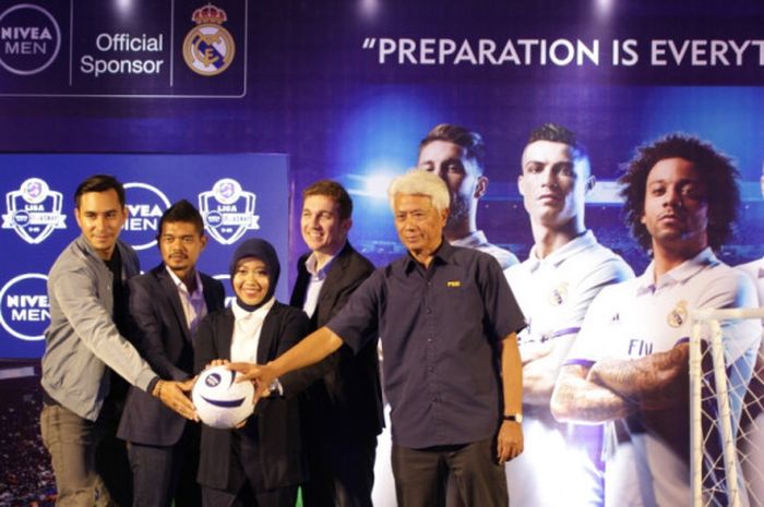 Selebritis Darius Sinathrya (kiri) berpose bersama Brand Ambassador Nivea Men, Bambang Pamungkas (tengah), Direktur Marketing PT Beiersdorf Indonesia, Tomasz Schwarz (kedua dari kanan), serta Direktur Teknik PSSI, Danurwindo (kanan), dalam sesi konferensi pers Liga Nivea TopSkor U-16 di Ciputra Artpreneur, Mal Lotte Shopping Avenue, Kuningan, Jakarta Selatan, Selasa (30/1/2018).