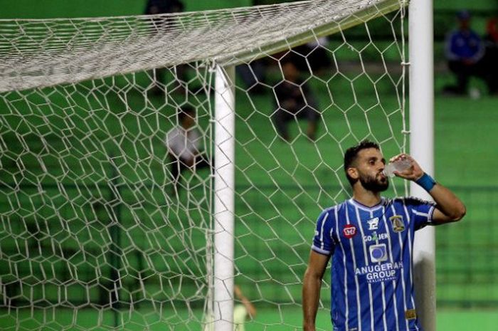 Pemain berstatus marquee player Persiba Balikpapan, Anmar Almubaraki mencetak satu dari dua gol kemenangan timnya atas Perseru Serui di Stadion Parikesit, Balikpapan pada 6 Agustus 2017.